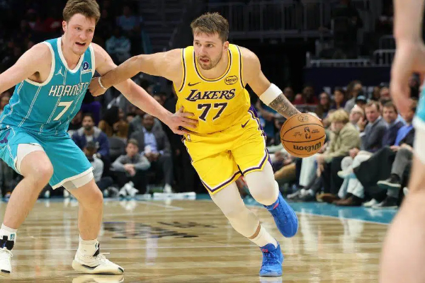 双核狂飙破局！东契奇 38+6+7 主导 里夫斯复出砍 24 分 湖人轻取黄蜂送 3 连败