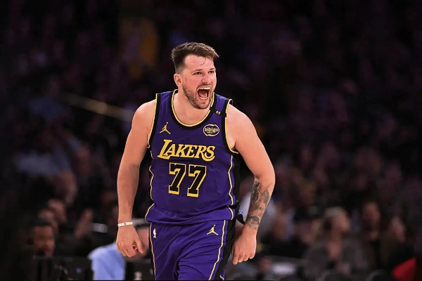 三双盛宴 + 末节之王！东契奇 31+15+11 詹皇 12 分救主，艾顿 21 中 4 完封大帝助湖人力克 76 人